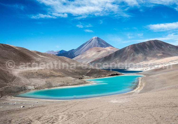 Laguna del Peinado et Volcan El Peinado Laguna del Peinado et Volcan El Peinado