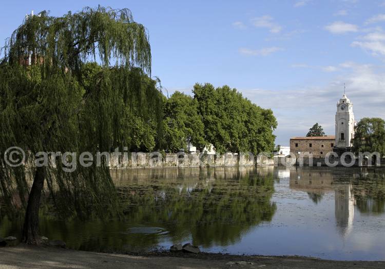 Tour de l'horloge et lac Tajamar, Alta Gracia Tour de l'horloge et lac Tajamar, Alta Gracia