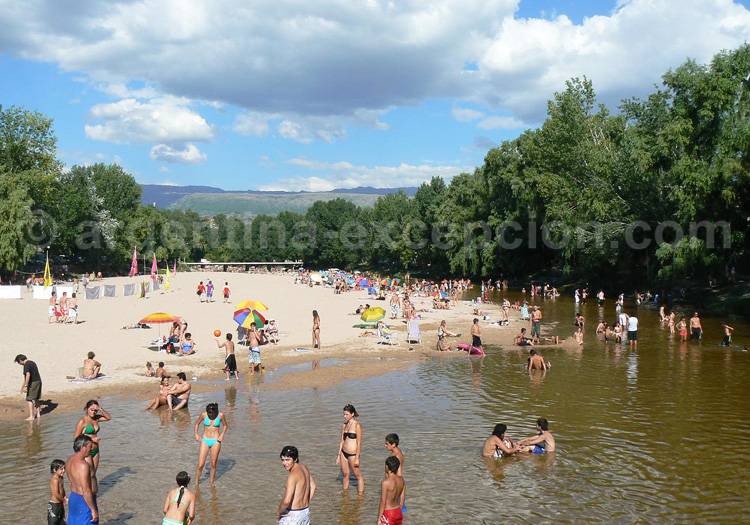 Une plage de Mina Clavero – Crédit CC Flickr/SergioDJT plage Mina Clavero
