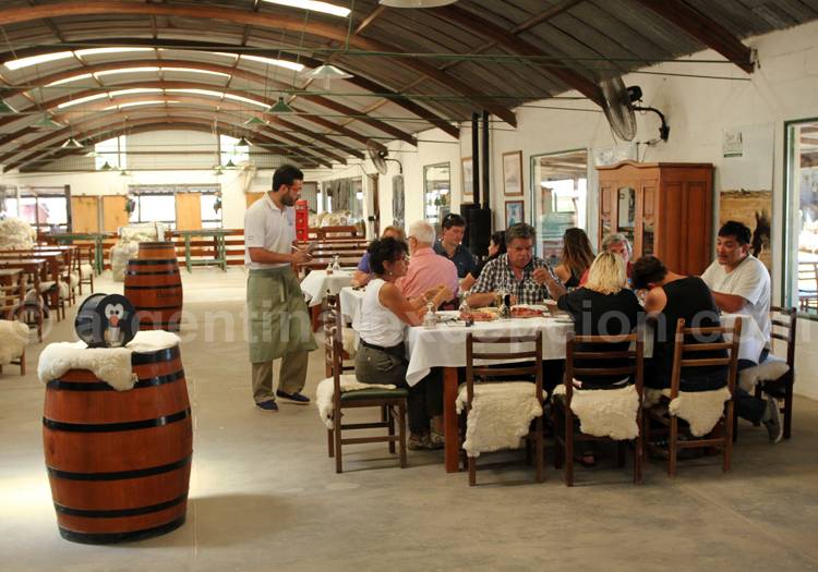 Restaurant de l’estancia San Lorenzo, péninsule Valdès Restaurant de l'estancia San Lorenzo, péninsule Valdès