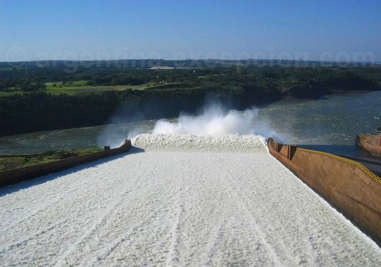 Barrage Itaipu entre le Brésil et le Paraguay Barrage Itaipu entre le Brésil et le Paraguay