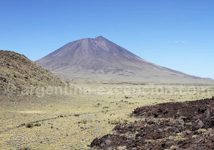 Le Payún Matru, dans la réserve la Payunia Le Payún Matru, dans la réserve la Payunia