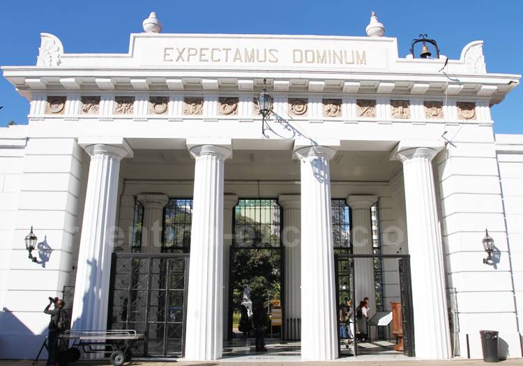 Entrée du cimetière de la Recoleta, Buenos Aires Entrée du cimetière de la Recoleta, Buenos Aires
