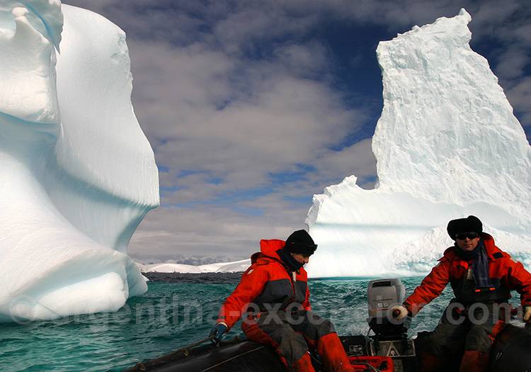 Naviguer entre les icebergs excursion antarctique