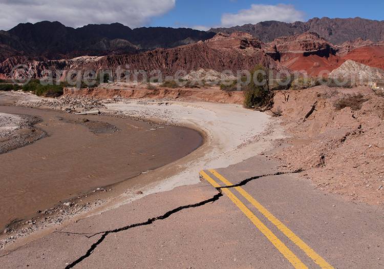 Route détruite par un déluge d'été, Quebrada Las Conchas Route détruite par un déluge d'été, Quebrada Las Conchas