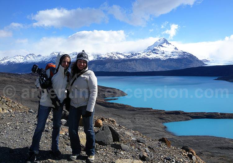 Pose devant le lago Argentino Pose devant le lago Argentino