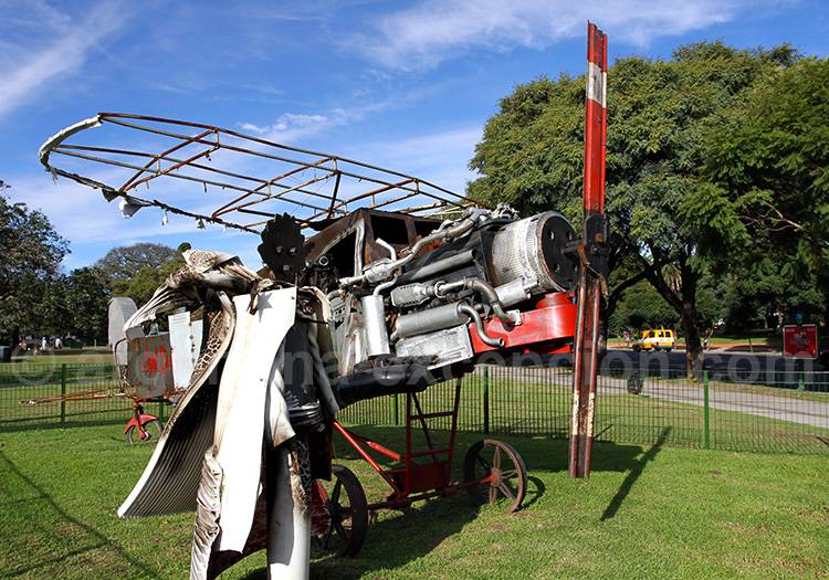 Le Petit Prince et l’aviateur, sculpture de Carlos Regazzoni Le Petit Prince et l'aviateur, sculpture de Carlos Regazzoni