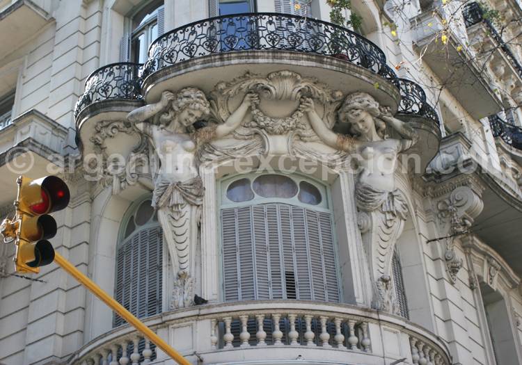 Balcon typique art nouveau de style Gaudesque, Buenos Aires Balcon typique art nouveau de style Gaudesque, Buenos Aires