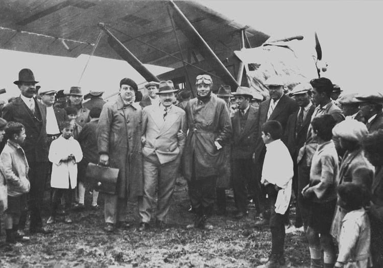 Rufino Luro Cambaceres, Julio Aloys (responsable Aéroplace Puerto San Julián) et Antoine de Saint-Exupéry 1930 Rufino Luro Cambaceres, Julio Aloys (responsable Aéroplace Puerto San Julián) et Antoine de Saint-Exupéry 1930