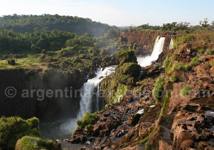 Panorama sur un des 275 sauts d'Iguaçu Panorama sur un des 275 sauts d'Iguaçu
