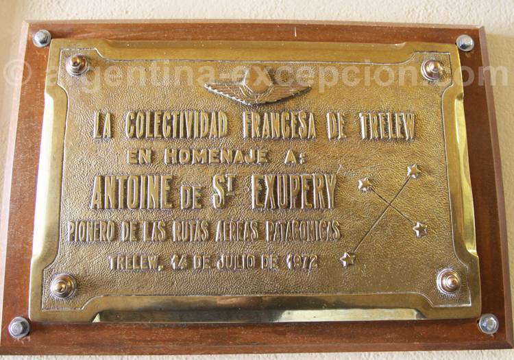 Plaque commémorative à Saint-Exupéry, aéroport de Trelew Plaque commémorative à Saint-Exupéry, aéroport de Trelew