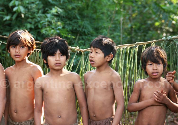 Enfants guaranis, Iguaçu Enfants guaranis, Iguaçu