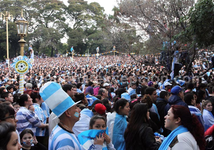 Le football galvanise les foules Le football galvanise les foules