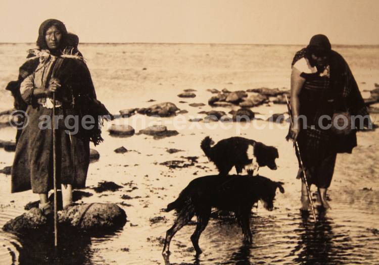 Indiens onas reconvertis en bergers d'une estancia. Musée ethnographique Ambrosetti Indiens onas reconvertis en bergers d'une estancia. Musée ethnographique Ambrosetti