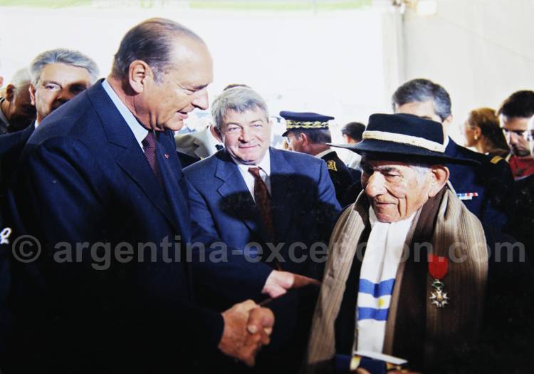 Juan Gualberto Garcia décoré par Jacques Chirac, Juin 2001 Juan Gualberto Garcia décoré par Jacques Chirac, Juin 2001