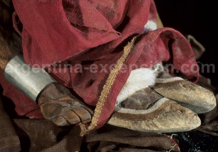 Momie de Llullaillaco, pieds. Credit Johan Reinhard pieds momie llullaillaco