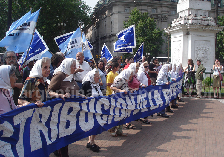 Manifestation des Mères de la place de mai Manifestation des Mères de la place de mai