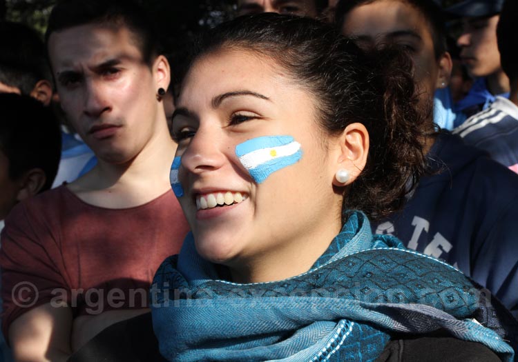 Jeune femme maquillée aux couleurs de l'Argentine Jeune femme maquillée aux couleurs de l'Argentine