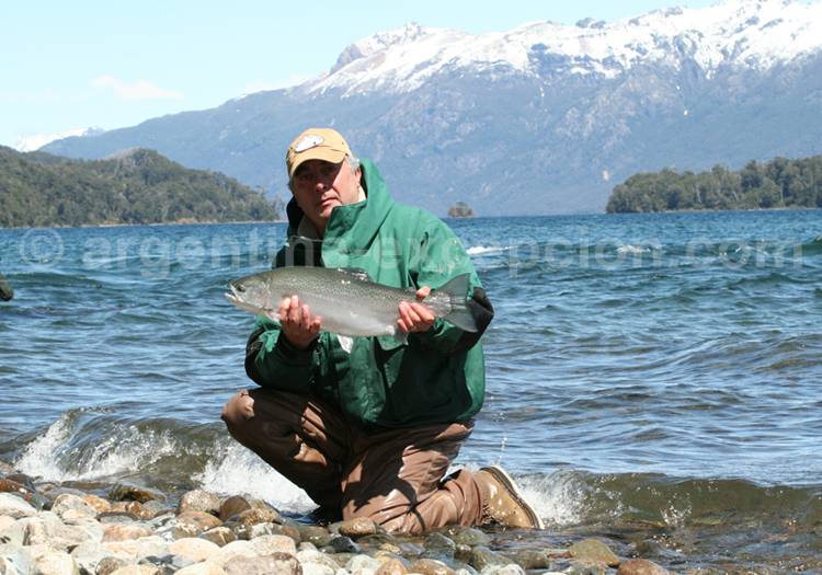 Pêche à la truite, lac Correntoso Pêche à la truite, lac Correntoso