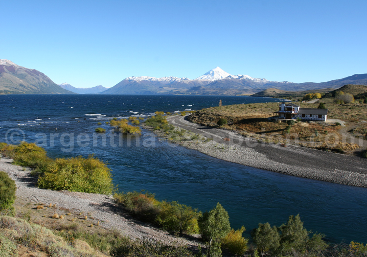 Embouchure río Chimehuin et lac Huechulafquen Embouchure río Chimehuin et lac Huechulafquen