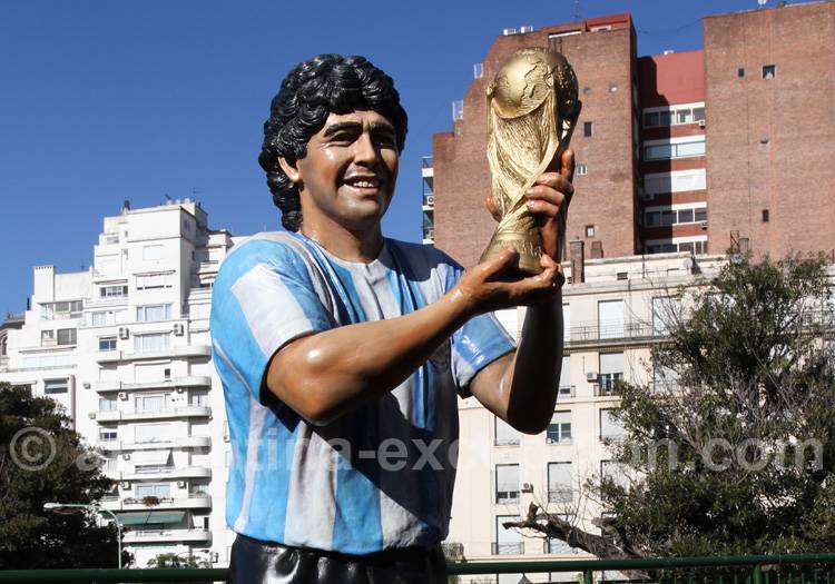 La statue del pibe de oro à Buenos Aires La statue del pibe de oro à Buenos Aires