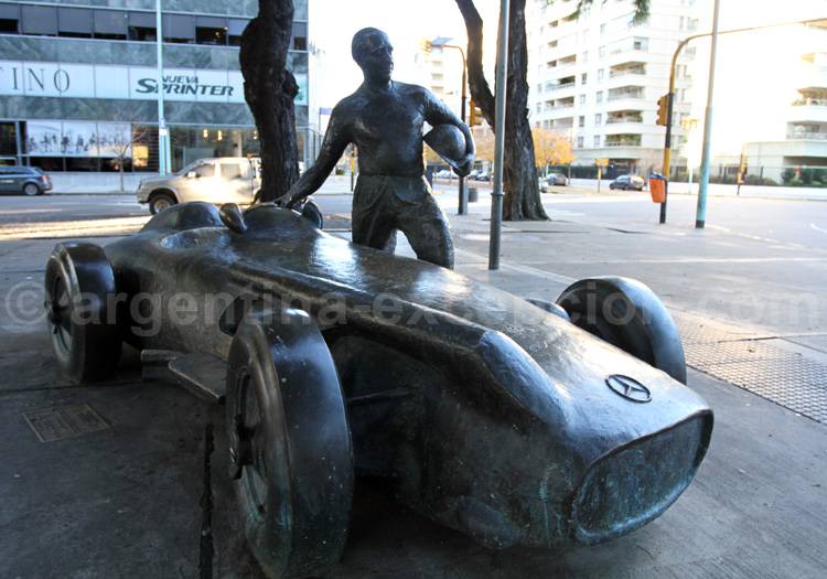 Statue de Fangio à Puerto Madero Statue de Fangio à Puerto Madero