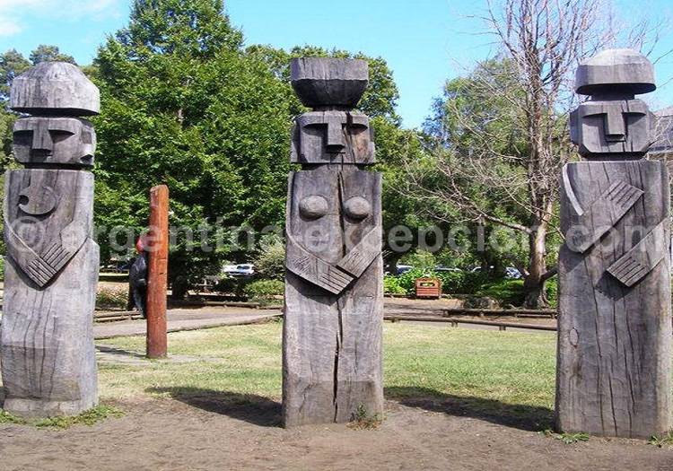 Statues funéraires mapuches Statues funéraires mapuches