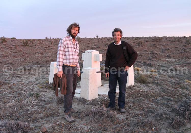 Matías Soriano et Alain d'Etigny devant la stèle de Palazzo Matías Soriano et Alain d'Etigny devant la stèle de Palazzo