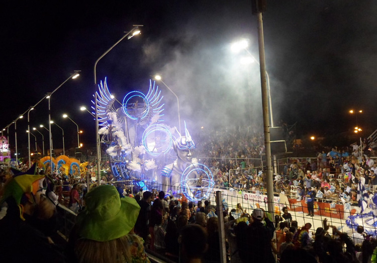 Char au carnaval Gualeguaychu. CC Flickr guidipat Char au carnaval Gualeguaychu