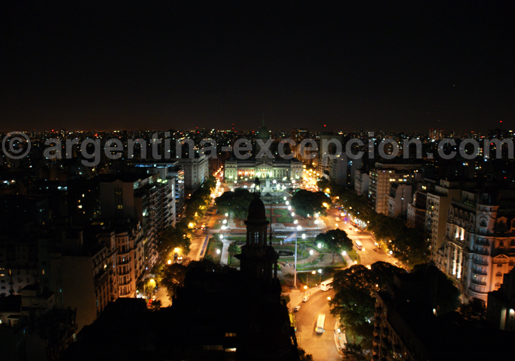 Vue de nuit sur le Congrès depuis le palais Barolo Vue de nuit sur le Congrès depuis le palais Barolo