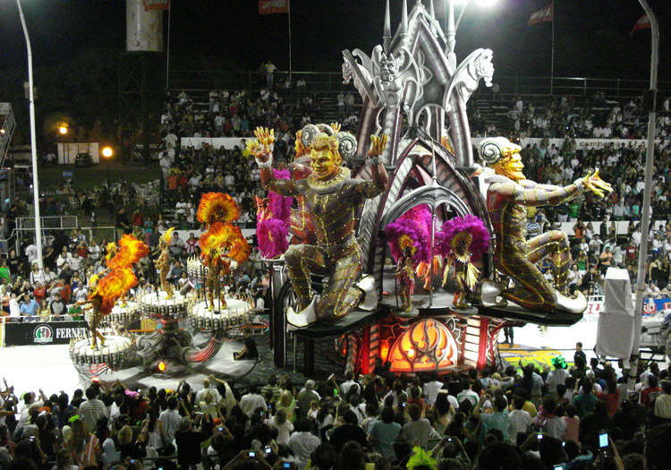 Defilé au carnaval de Gualeguaychu. CC Flickr Guido Rossi Defilé au carnaval de Gualeguaychu