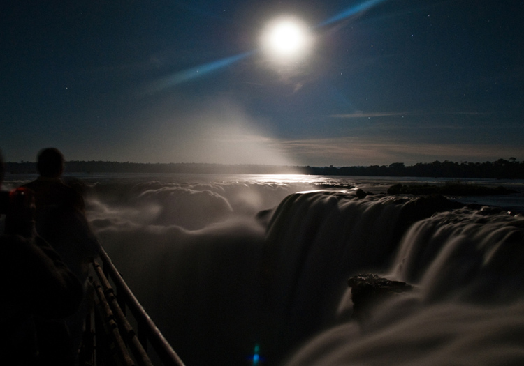 Nuit de pleine lune à Iguazú Nuit de pleine lune à Iguazú
