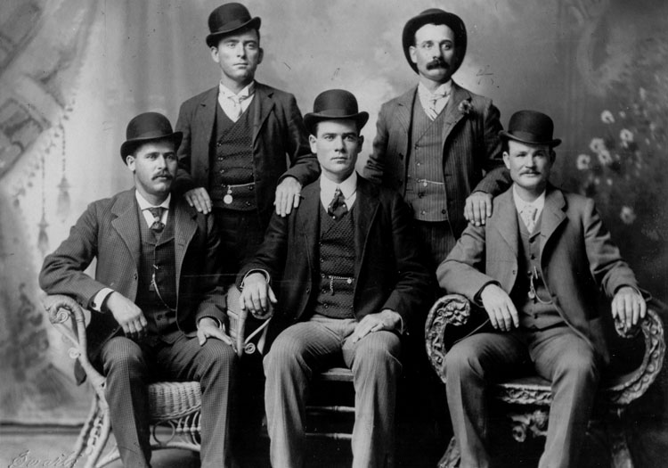 1er rang à gauche Sundance Kid, 1er rang à droite Butch Cassidy - 1900. Studio John Schwartz 1er rang à gauche Sundance Kid, 1er rang à droite Butch Cassidy - 1900. Studio John Schwartz