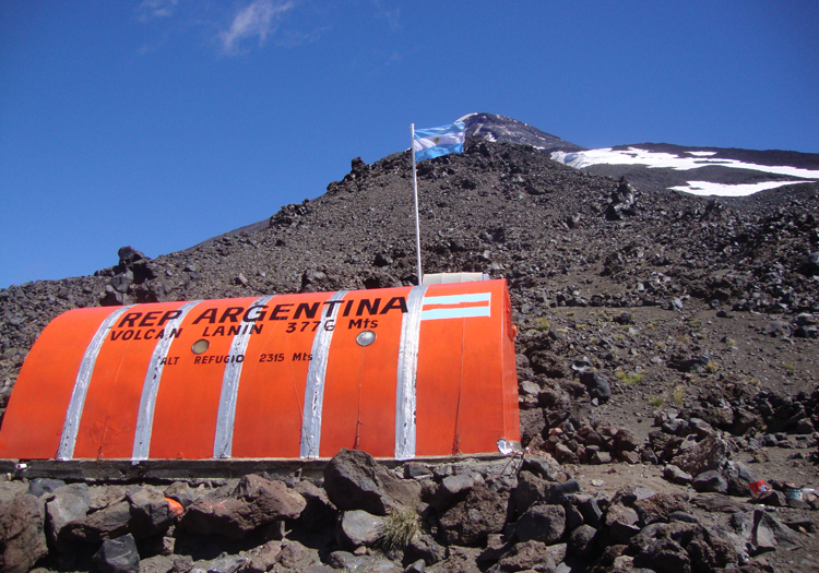 Refuge RIM, volcan Lanin. CC Flickr pfsuarez Refuge RIM, volcan Lanin. CC Flickr pfsuarez