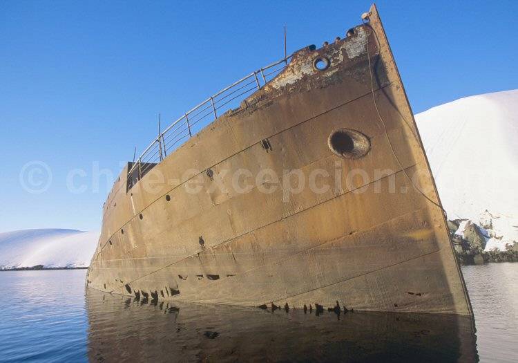 Bateau coulé, Péninsule Antarctique © Alex Benwell Bateau coulé, Péninsule Antarctique © Alex Benwell