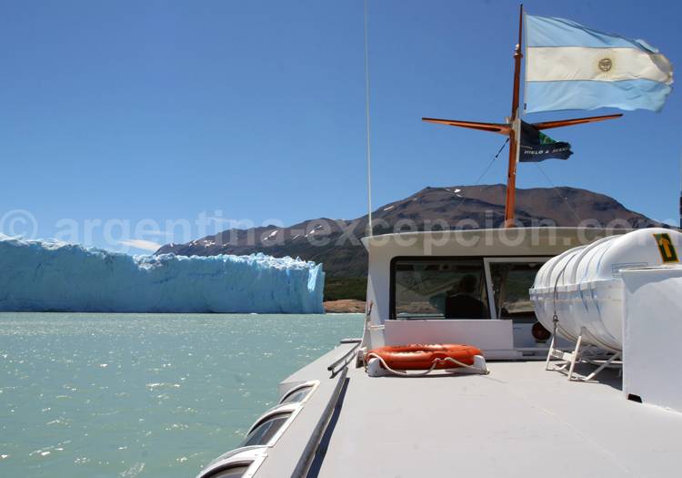 Traversée du Brazo Rico pour prendre pied sur le glacier Perito Moreno Traversée du Brazo Rico pour prendre pied sur le glacier Perito Moreno
