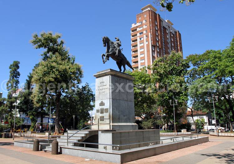 Guide de voyage Posadas (ici, place San Martin) Guide de voyage Posadas (ici, place San Martin)