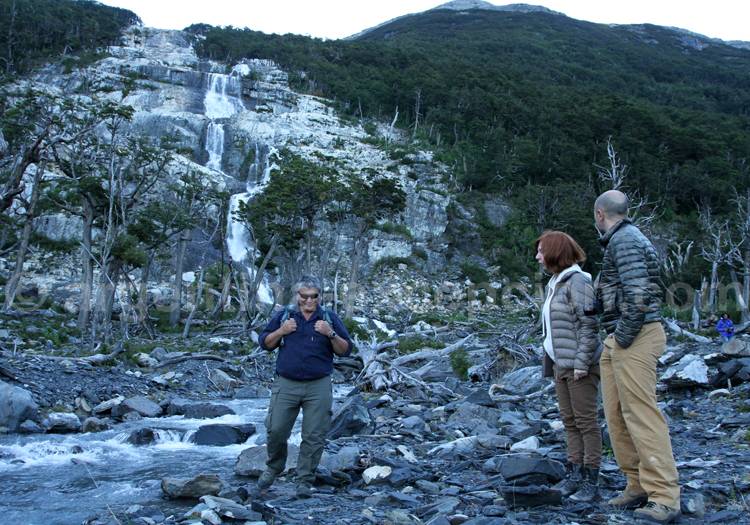 Promenade jusqu'à une cascade Promenade jusqu'à une cascade