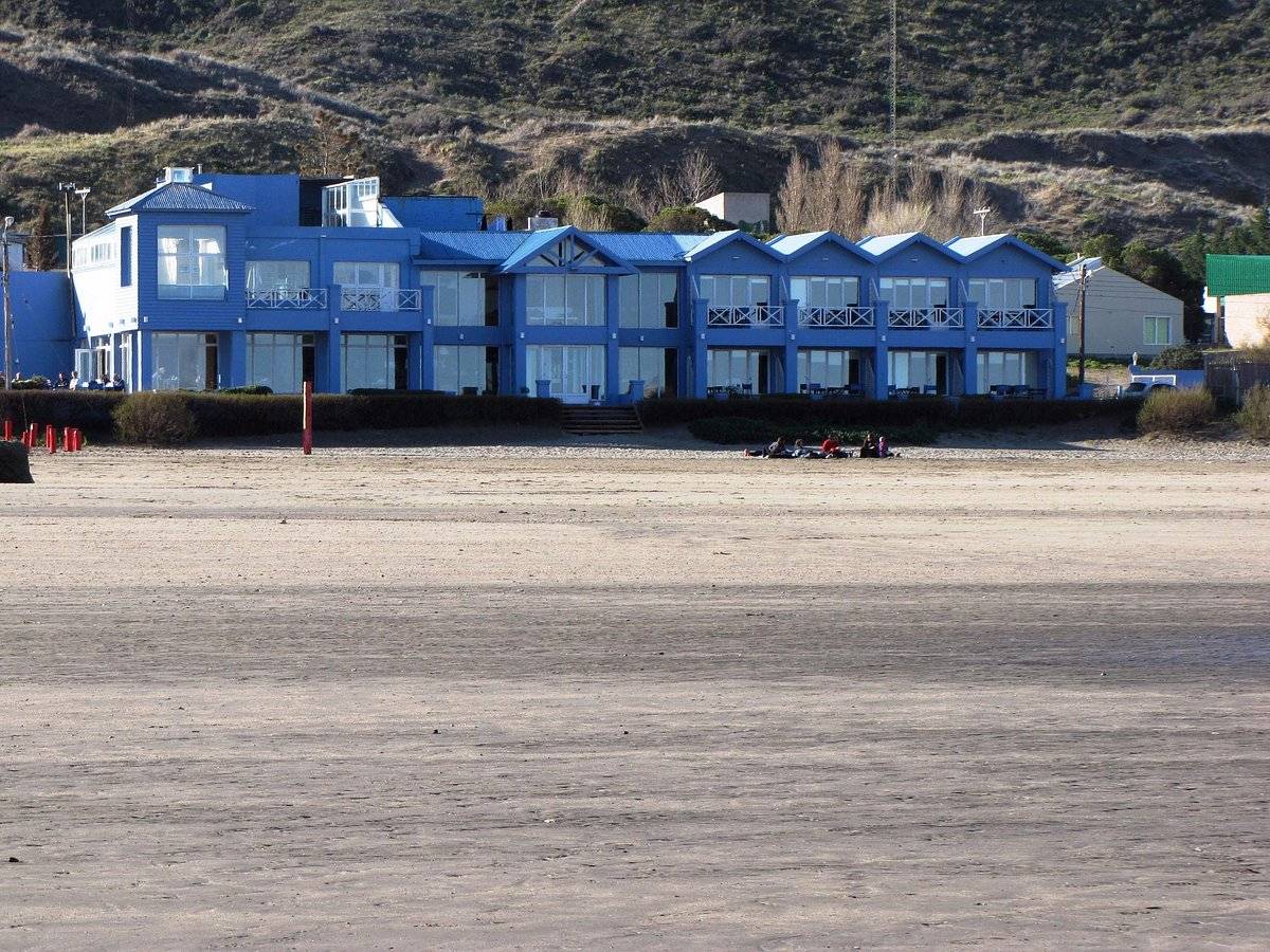 Vue extérieure hôtel las-restingas Punta Pirámides Vue extérieure hôtel las-restingas Punta Pirámides