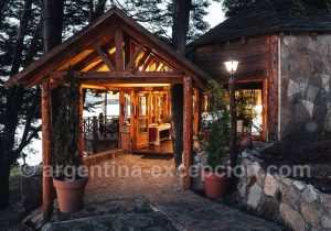 Entrée de l'hôtel La Escondida en Patagonie, Argentine Entrée de l'hôtel La Escondida en Patagonie, Argentine