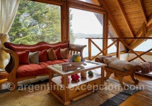 Salon de la cabane La Escondida dans le Sud de l'Argentine Salon de la cabane La Escondida dans le Sud de l'Argentine