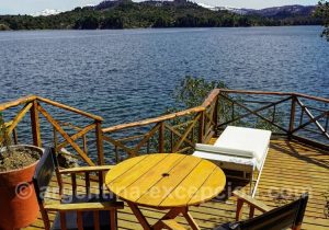 Terrasse Posada La Escondida en face du lac Aluminé Terrasse Posada La Escondida en face du lac Aluminé