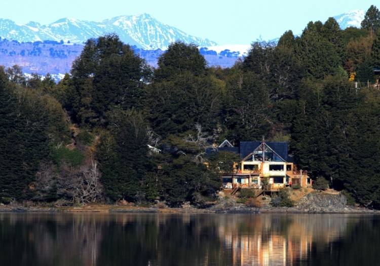 Vue de l'hôtel La Escondida sur le lac Aluminé en Argentine Vue de l'hôtel La Escondida sur le lac Aluminé en Argentine