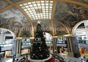 Arbre de Noël dressé au milieu des Galeries Pacifico en Argentine