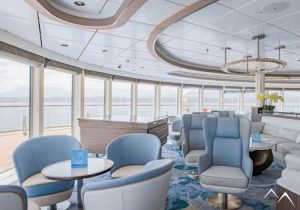 Lounge d'observation des glaciers de l'Antarctique à bord du bateau de croisière Ocean Victory Lounge d'observation des glaciers de l'Antarctique à bord du bateau de croisière Ocean Victory