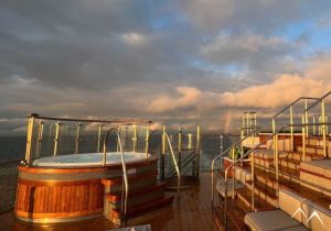 Jacuzzi extérieur en croisière sur l'Ocean Victory en Antarctique Jacuzzi extérieur en croisière sur l'Ocean Victory en Antarctique