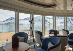 Lounge d'observation des glaciers de l'Antarctique à bord du bateau de croisière Ocean Albatros Lounge d'observation des glaciers de l'Antarctique à bord du bateau de croisière Ocean Albatros