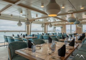 Restaurant panoramique du bateau de croisière premium Ocean Albatros en Antarctique Restaurant panoramique du bateau de croisière premium Ocean Albatros en Antarctique