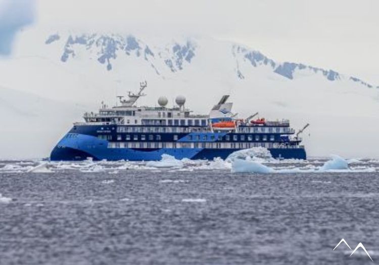 vue d'ensemble du bateau de croisière Ocean Victory en Antarctique vue d'ensemble du bateau de croisière Ocean Victory en Antarctique