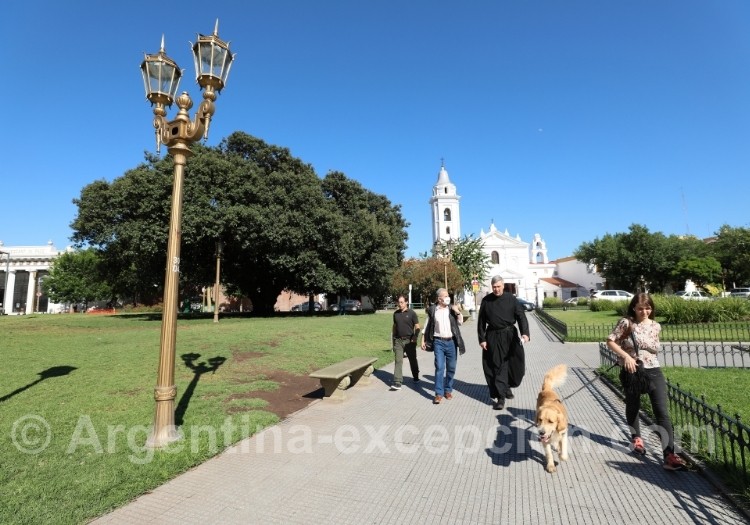 Plazoleta Chabuca Granda en frente a la Basilica en Buenos Aires